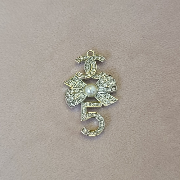 Elegant Gold and Silver Charm with Pearl - Picture 1 of 3